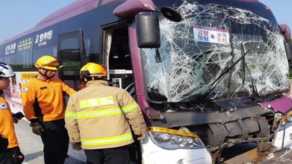 동해고속도로서 고속버스·화물차 추돌…3명 다쳐 / YTN