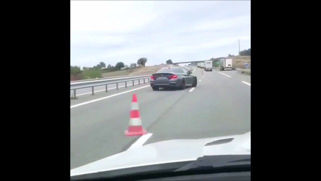Il s'amuse à drifter entre des plots de signalisation sur l'autoroute