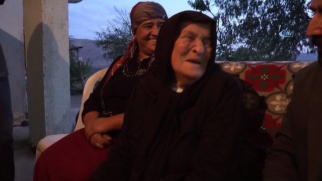 On yıl önce ameliyat ettiği hastasına yüzüncü yaşında doğum günü sürprizi yaptı