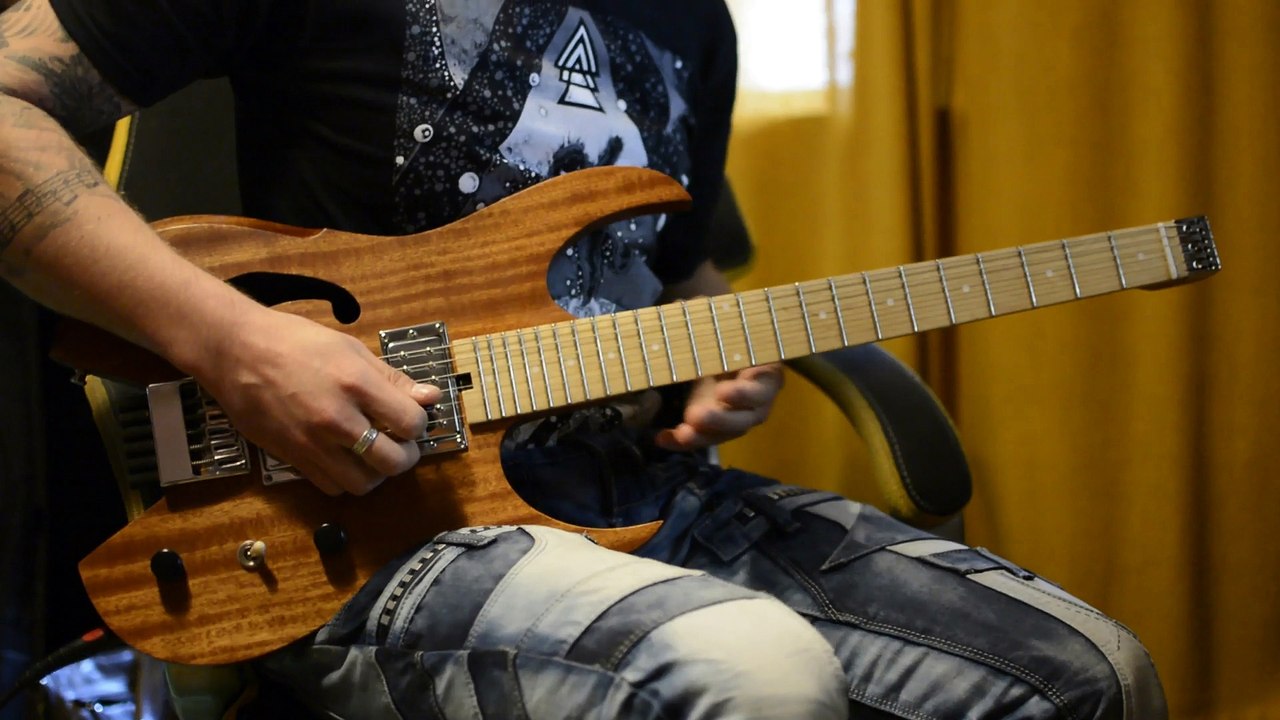 Hufschmid 'Atys' headless guitar jazz demo !