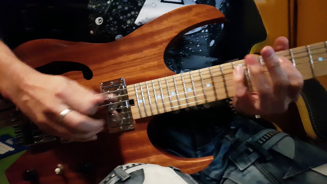 Hufschmid 'Atys' headless guitar clean tones demo !