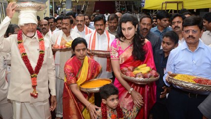 దుర్గమ్మకు పట్టు వస్త్రాలు సమర్పించిన చంద్రబాబు..!