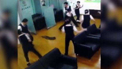 ¡A veces llueven serpientes pitones del techo!