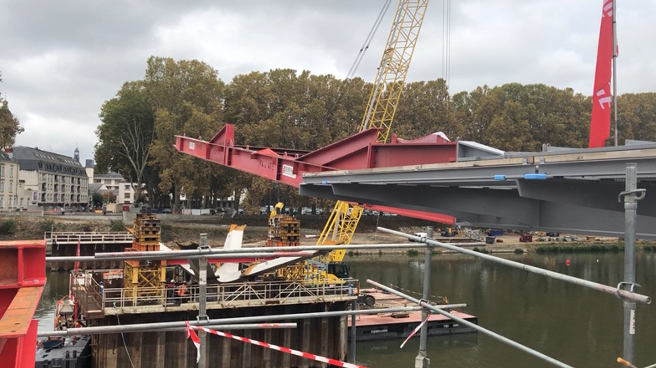Installation du tablier du Ponts des Arts-et-Métiers