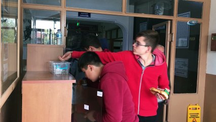 Okuldaki bu kantinin sahibi yok, müşterisi çok