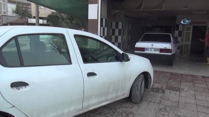 Vatandaşlar Toz Bulutunun Bıraktığı İzleri Silmeye Çalışıyor