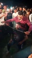 mirza shoaib baig from okara folding iron rod with his neck