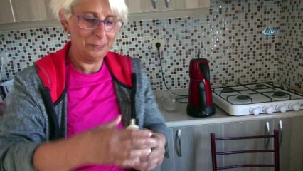 Yuvasından düşen yavru sincap anne devam sütü ile besleniyor