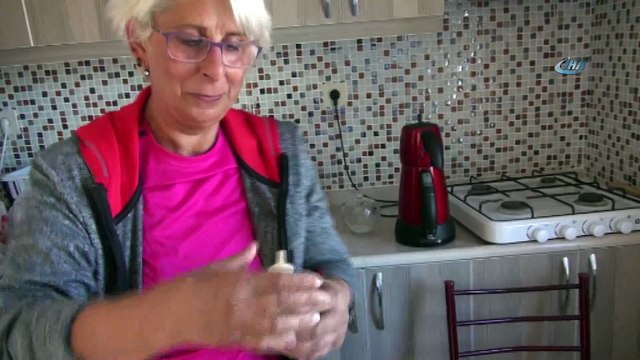 Yuvasından düşen yavru sincap anne devam sütü ile besleniyor