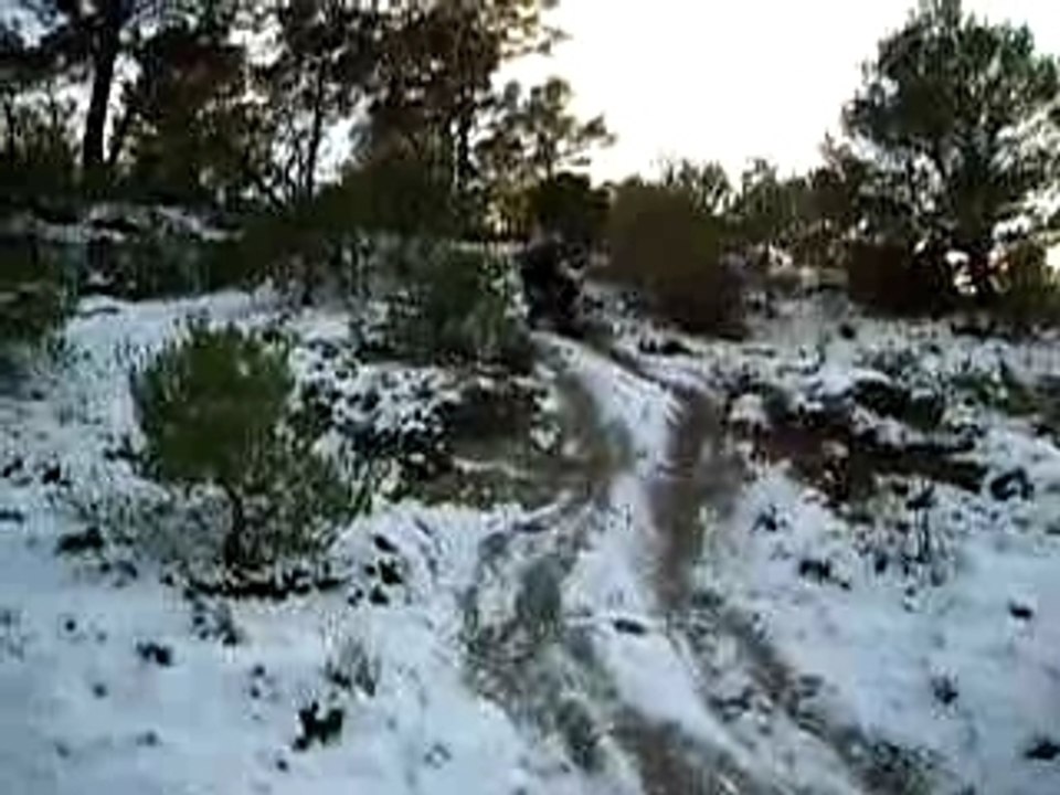 moto enduro montée dans la neige