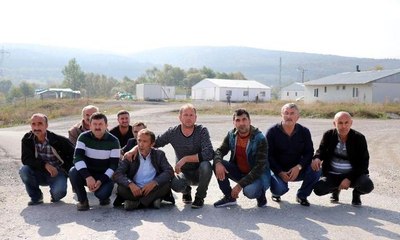 4 aydır para alamayan işçilerden oturma eylemi: 9 aylık bebeğime bez alamıyorum