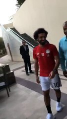 فيديو: رد فعل محمد صلاح على بكاء إحدى معجباته عند مقابلته