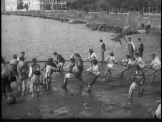 Auguste & Louis Lumière: Naples. Levée de filets de pêche (1896)