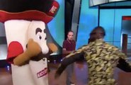 Le boxeur Deontay Xilder casse la mâchoire d'une mascotte