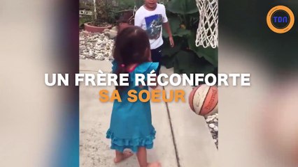 Trop mignon ! Un frère réconforte sa soeur qui vient de se blesser !