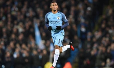 قصة لاعب كرة القدم العالمي الذي كان يلوّن الأرصفة... وسر "إشارة مكالمة الهاتف" بعد كل هدف من أهدافه