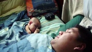 Un bebé se asusta con los ronquidos de su padre