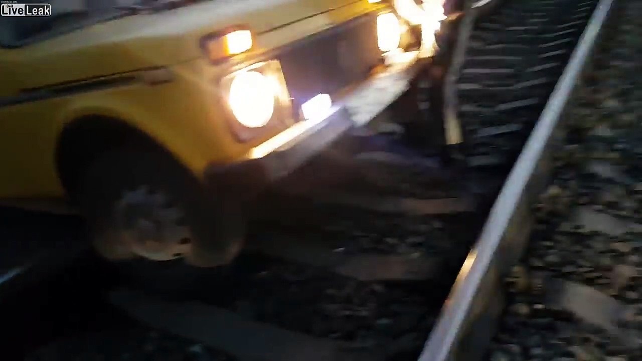 Voiture coincée sur les rails, ils n'y peuvent rien et le train l'emporte !