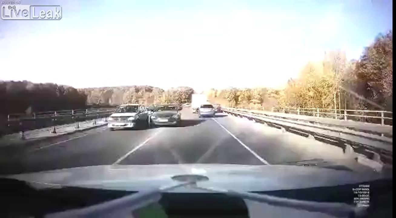 Cette voiture pense que ça passe à 4.. Raté !