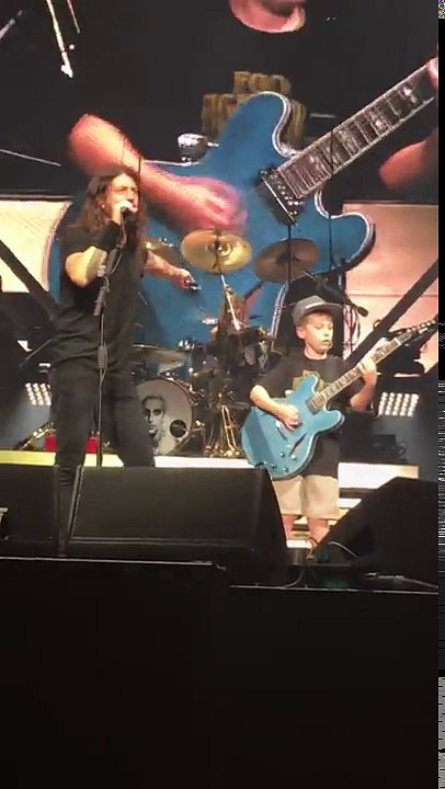 Cet enfant est un génie de la guitare, invité sur scène par Dave Grohl des Foo Fighters !