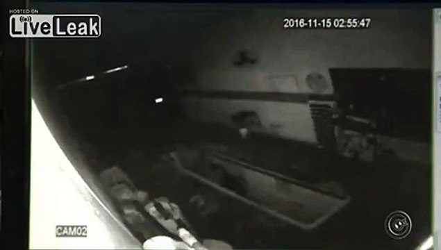 Ce pauvre voleur tombe dans la fosse remplie d'huile en essayant de braquer un garage