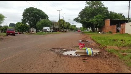 Moradores improvisam sinalização de buracos