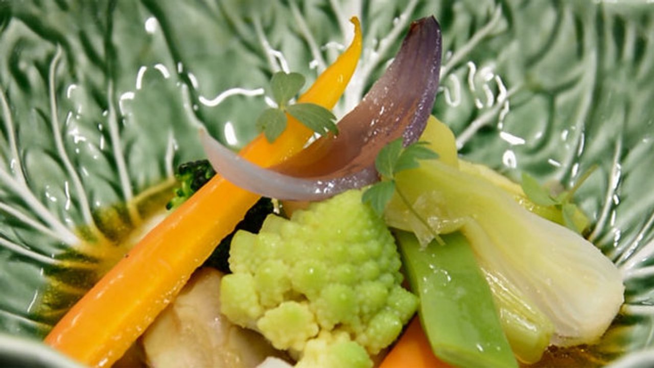 Verduras a la brasa con crema de colinabo y chirivía