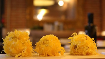 Bolitas de frutos secos, queso cremoso y huevo hilado trufado