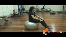 Hacer abdominales sobre un fitball