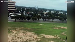 ¿Habías visto a un avión aterrizar con paracaídas?