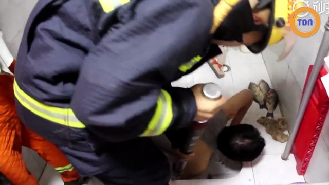 Il a le bras coincé dans le trou des toilettes à cause d'un... poisson !