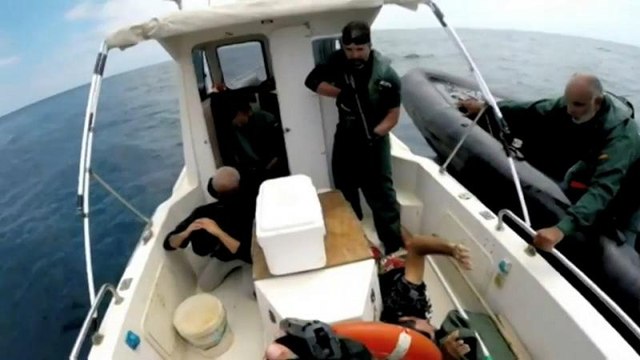 شاهد: الشرطة الإسبانية تلقي القبض على عصابة لتهريب المخدرات قادمة من المغرب