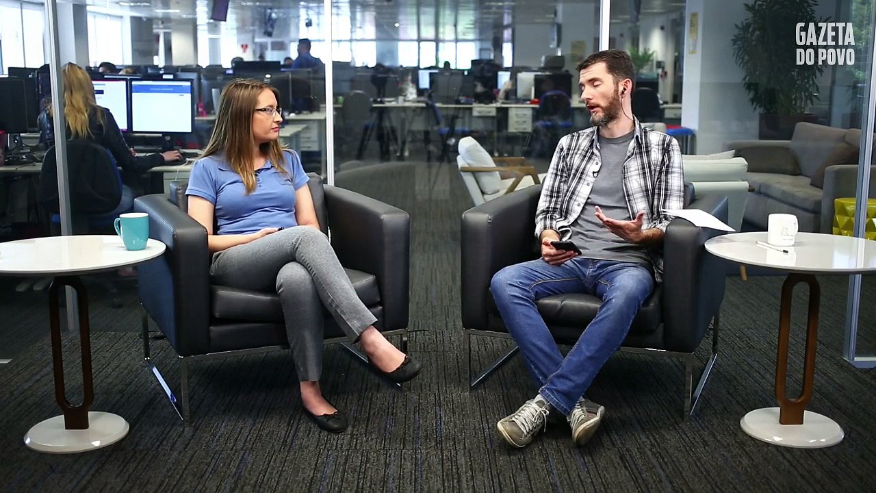 Bolsonaro com a mão na faixa, Haddad com a mão na Bíblia