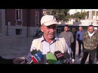 Ora News - Tregtarët e Durrësit në protestë kundër informalitetit