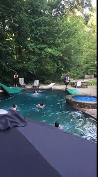 Trevor Jacob skate le toit de la maison de Travis Pastrana et saute dans la piscine