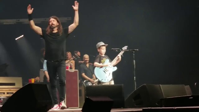 Un enfant joue du Metallica invité par le groupe Foo Fighters en Live