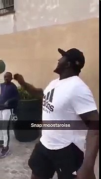 Balla Gaye 2 montre son talent de footballeur dans les rues de Paris