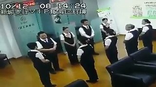 Çin'de bir banka çalışanları, tam mesaiye başlamak üzereyken kafalarına yılan düştü.