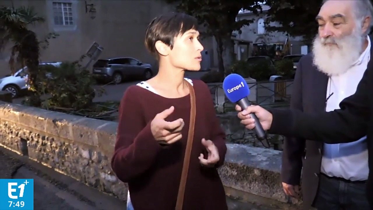 Inondations dans l'Aude : "Je me suis dit : 'Je fais quoi ? Soit je reste dedans et je me noie, soit on y va et on prend les petits sur le dos'"