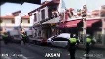 Çekicinin Bursa’nın Mudanya ilçesinde çekicinin üzerine konmak istenen otomobil 2 metreden yere düştü. O anlar bir vatandaş tarafından saniye saniye kaydedildi.halatı koptu, düşen otomobil hasar gördü
