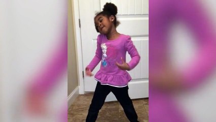 Adorable fille chante l'hymne national