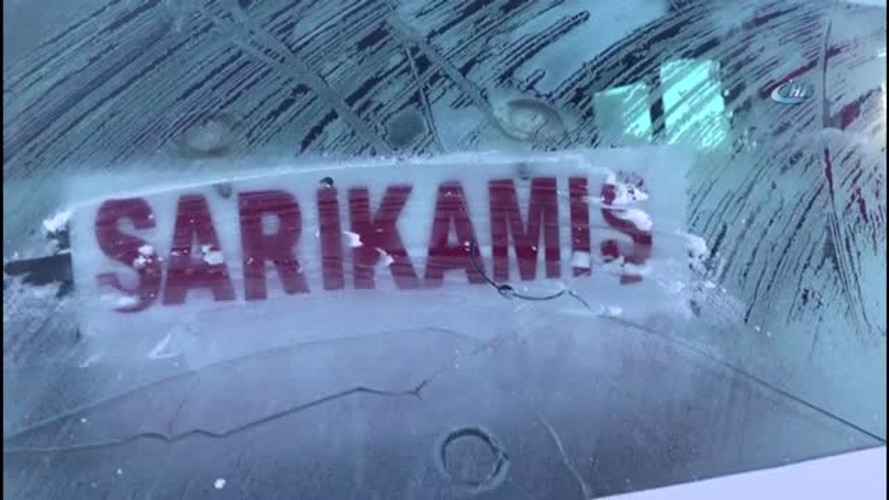 Kars'ta Soğuk Hava Nedeniyle Araçların Camları Buz Tuttu