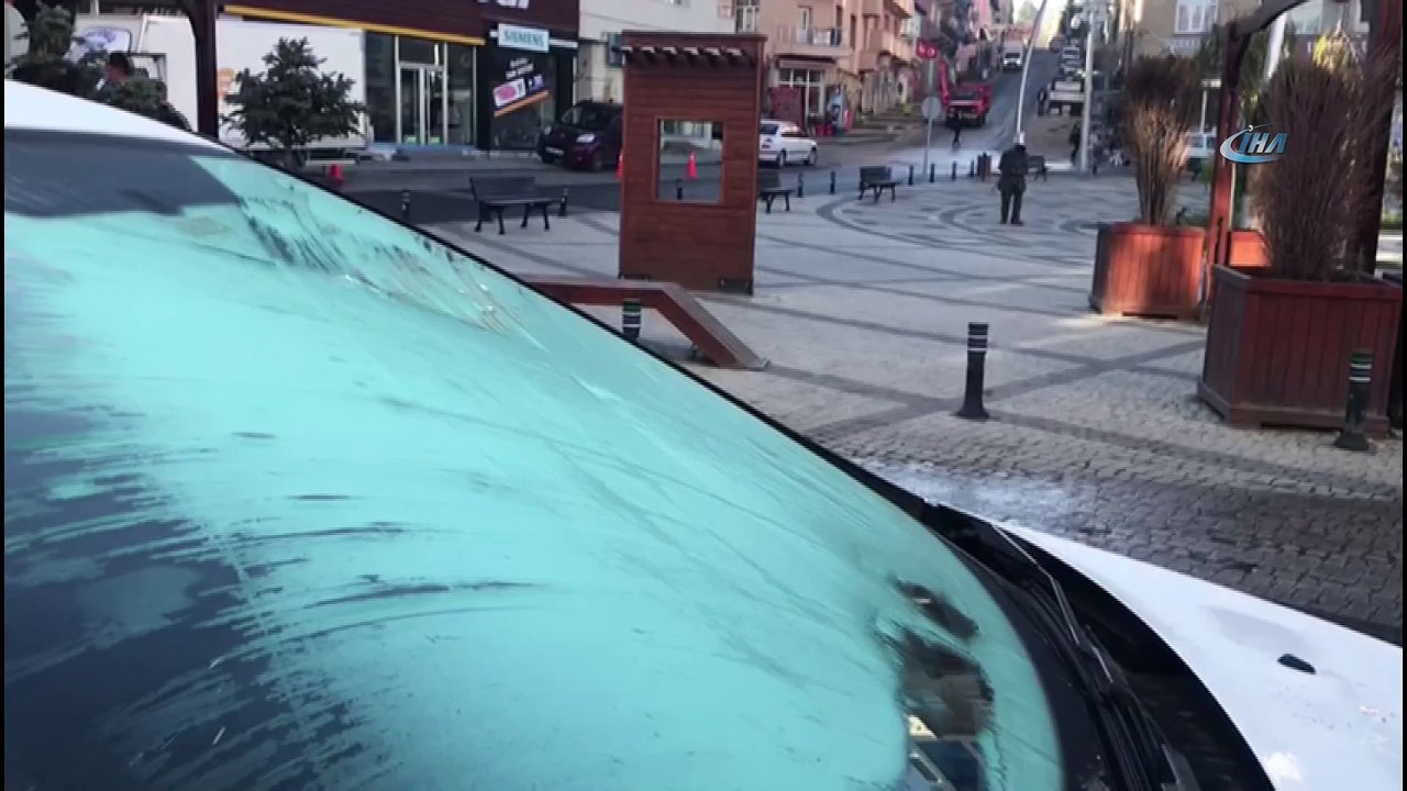 Kars'ta soğuk hava nedeniyle araçların camları buz tuttu