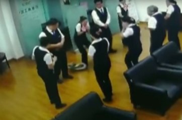 Banka Personelinin Toplantısında Tavandan Düşen Yılan Korku Dolu Anlar Yaşattı