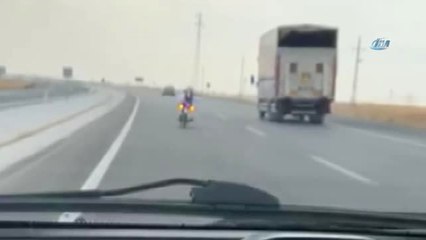 Motosiklet Üzerinde Tehlikeli Yolculuk