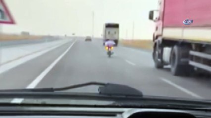 Motosiklet üzerinde tehlikeli yolculuk