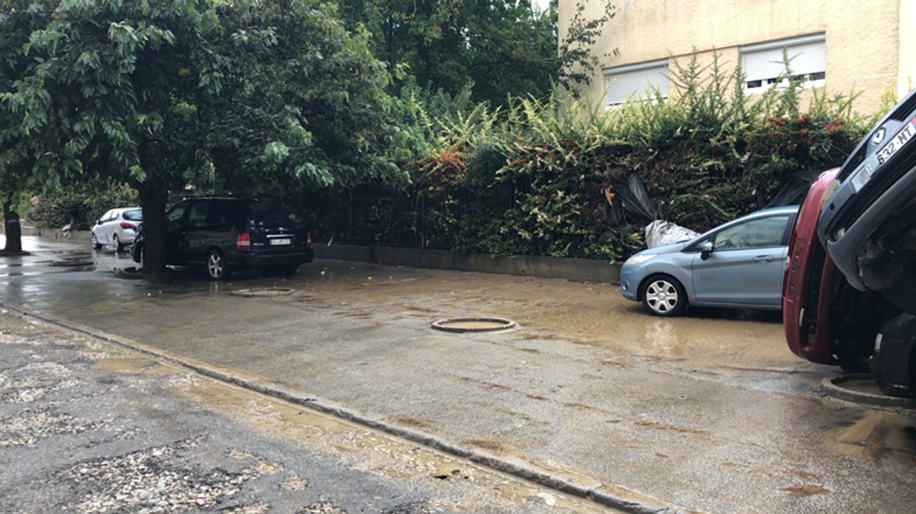 Sur un parking du quartier de l’Aiguille à Trèbes après les inondations