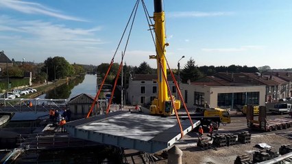 Toul : pose du nouveau tablier du pont levant Saint-Mansuy