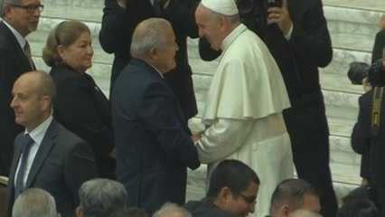 Télécharger la video: Miles de salvadoreños celebran canonización de Romero en Vaticano