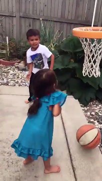 Adorable ! Un garçon réconforte et encourage sa sœur à marquer un panier de basket